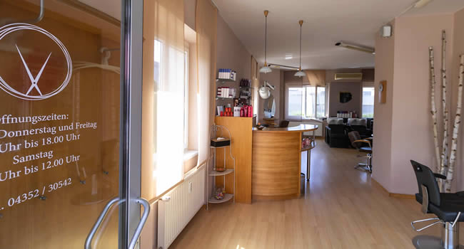 Blick von der Eingangstür in den Salon und auf die Ladentheke.